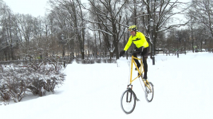 Сугробы — не преграда, когда знаешь как надо: выясняем правила езды на велосипеде зимой