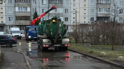 Во все четыре дома на Ржевке вернули холодную воду после устранения деформации трубопровода