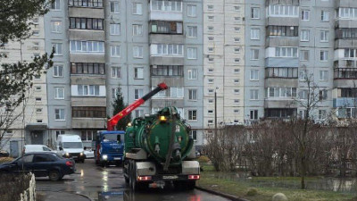«Водоканал» устранил вытекание воды из-за дефекта трубопровода на Рябовском шоссе