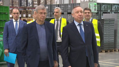 Александр Беглов посетил сортировочный центр в Шушарах и принял участие в отправке миллиардной посылки