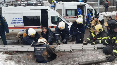 Нижегородец провалился сквозь землю, торопясь на работу по газону