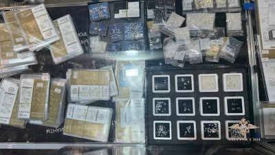 По мотивам «Бриллиантовой руки»: двоих задержали с 450 бриллиантами на 5,5 миллионов