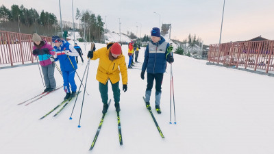 Как правильно встать на лыжи и освоить катание классическим ходом