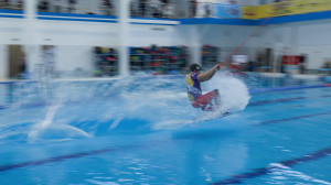 Поймать волну даже зимой: соревнования по кабельному вейкбордингу