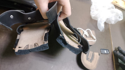 В СИЗО «Кресты» пытались передать телефон, спрятанный в сандалиях