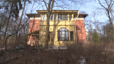 В Институтском переулке завершился капремонт фасада здания, спроектированного Адамом Дитрихом