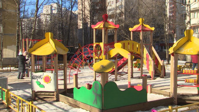В Петербурге планируют в этом году заменить более 300 детских и спортивных площадок