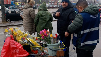 Уличные торговцы цветами остались без прибыли: в Петербурге провели рейд у метро