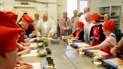 Съедобный подарок для мамы сделали школьники Колпинского района