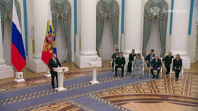 Владимир Путин вручил премию прима-балерине Мариинского театра Ренате Шакировой