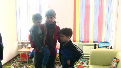 «Детей-маугли» из квартиры в Мурино вернули матери