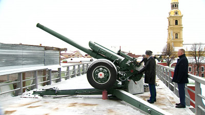 Полуденный выстрел из пушки прогремел в честь ветеранов и работников прокуратуры Петербурга