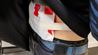 Примотал пакет с «запрещенкой» к пояснице: наркосбытчика задержали на Московском вокзале