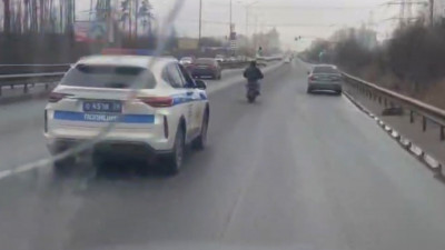 На КАД курьер на электровелосипеде пытался оторваться от полицейской погони