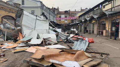 Десятки незаконных построек, контрафакт и нелегальные мигранты: на территории Апраксина двора провели масштабный рейд