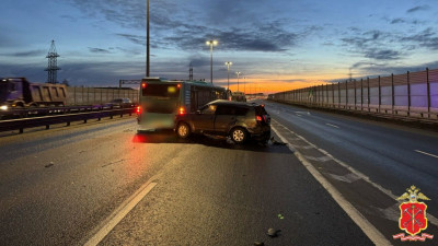 Водитель иномарки погиб на КАД столкнувшись с автобусом
