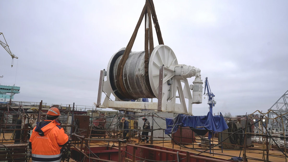 Балтийский завод погрузил буксирный комплекс на ледокол «Чукотка» - tvspb.ru