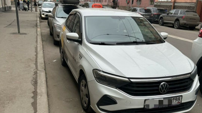 В центре Петербурга задержали машину мошенников в ливрее такси