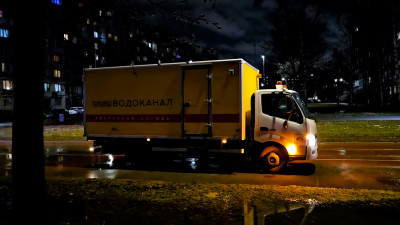 Фонтан на юго-западе Петербурга бил из пожарного гидранта: без воды осталось одно здание