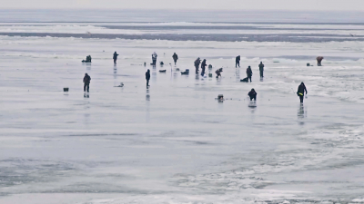 43 человека в ледовой ловушке: как на Сахалине спасали рыбаков, отрезанных от берега в Охотском море