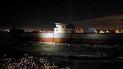 Сухогруз «Светлый-22» оторвало от причала в поселке имени Свердлова