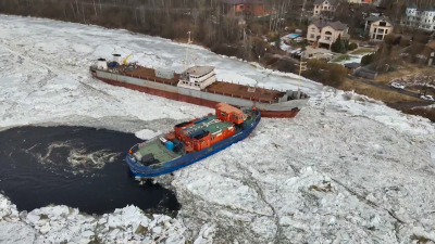 Застрявший во льдах сухогруз «Светлый-22» вернули к причалу