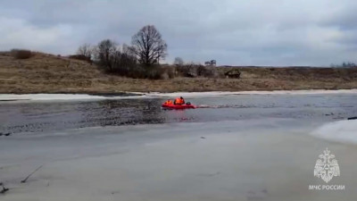 Спасатели продолжают поиски ребенка, утонувшего в Тосне 23 марта