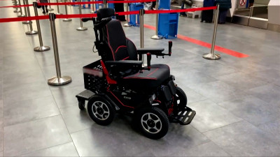 В Пулково начали тестировать кресло-коляску с электрическим приводом для маломобильных пассажиров