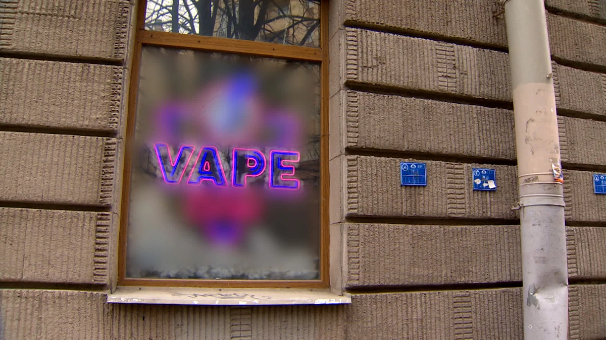 «Риск рака легких в четыре раза выше»: врач рассказал об опасности вейпов - tvspb.ru