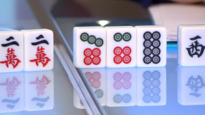 Игра против старения мозга: новая волна популярности маджонга в России