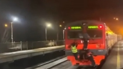 Полицейские задержали подростков-зацеперов, ехавших на электричке из Гатчины в Петербург