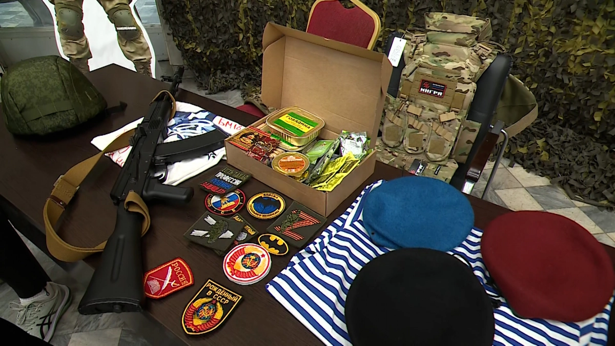 Шевроны, вражеские трофеи, дроны, сети: в СПбГУПТД открылась выставка, посвященная СВО - tvspb.ru