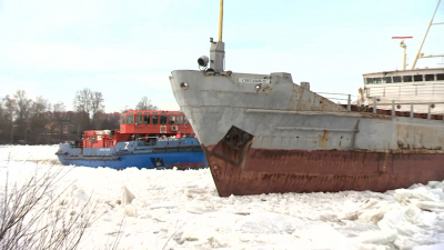 Как проходит операция по освобождению изо льда сорвавшегося сухогруза «Светлый-22» в Колпинском районе