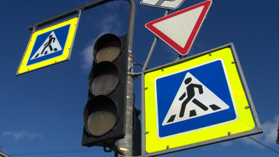 Более 100 светофоров «мигающий желтый» установят в девяти районах Петербурга