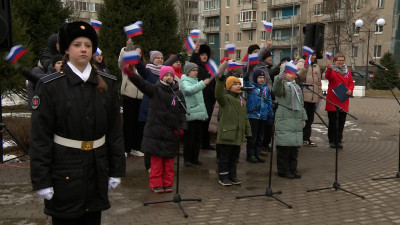Школьники отметили в Крымском сквере годовщину воссоединения Крыма и Севастополя с Россией