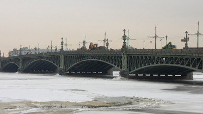 На Троицком мосту демонтировали более 1,4 тыс. кв. метров старого дорожного покрытия