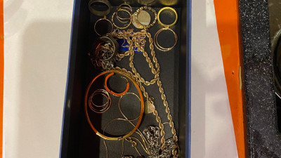 В Петербурге задержали супругов, подозреваемых в мошенничестве с драгоценностями на маркетплейсе