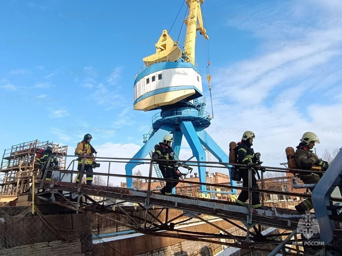 В Кронштадте для огнеборцев провели плановые учения по тушению пожара на корабле - tvspb.ru