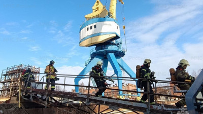 В Кронштадте для огнеборцев провели плановые учения по тушению пожара на корабле