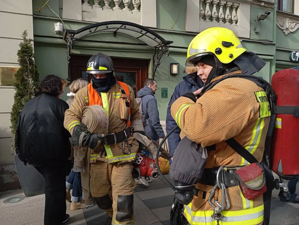 На улице Марата для огнеборцев провели учения по тушению пожара в гостинице - tvspb.ru