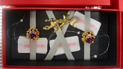 На таможне у россиянки нашли почти 100 изделий из самоцветов без декларации