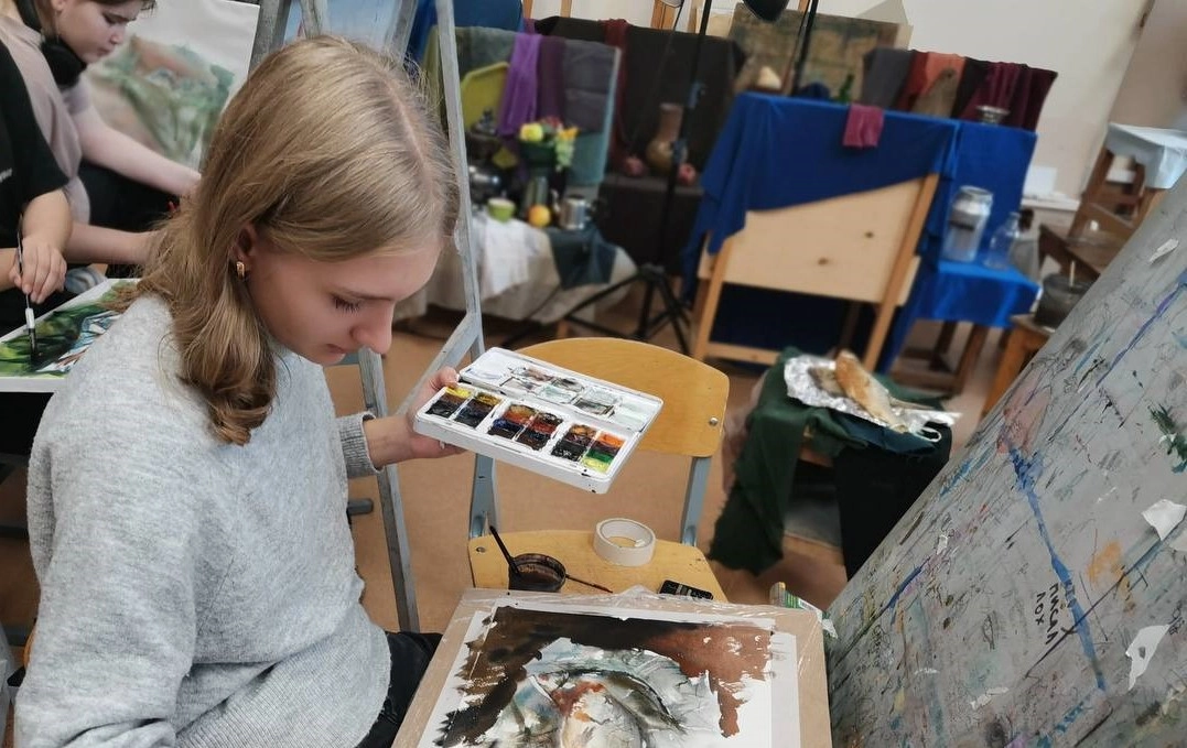 Творческая школа для юных художников из Мариуполя стартовала в Петербурге - tvspb.ru