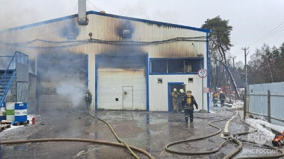 В Конной Лахте загорелось производственное здание: полыхают 3 500 «квадратов»