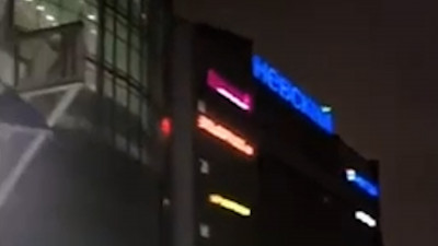 Петербуржец водой из пожарного рукава «потушил» кондитерскую и магазин сумок в одном из ТРК