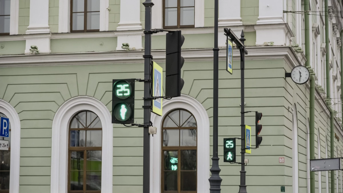 В Петербурге отчистили более 7 тысяч дорожных знаков и светофоров от рекламы и граффити - tvspb.ru