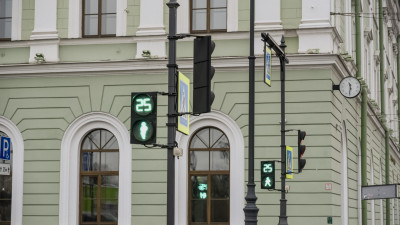 В Петербурге отчистили более 7 тысяч дорожных знаков и светофоров от рекламы и граффити