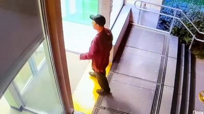 Дело нетерпеливого клиента, который вошел в банк через закрытую дверь, рассмотрит суд