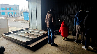 Платформа рухнула на рабочих на севере Петербурга