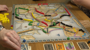 Манкала, бирюльки, гусёк. В какие настольные игры играли в прошлом и какими увлекаются в настоящем?