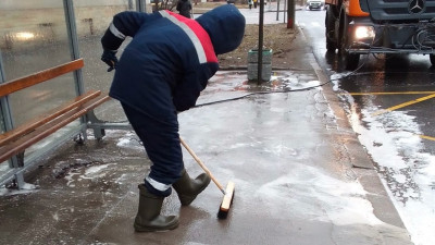 В Петербурге возобновили весеннюю уборку: улицы чистят 655 единиц техники и более тысячи дворников